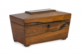608.  Caja regencia de madera de palosanto.Trabajo inglés, h. 1820-1830.