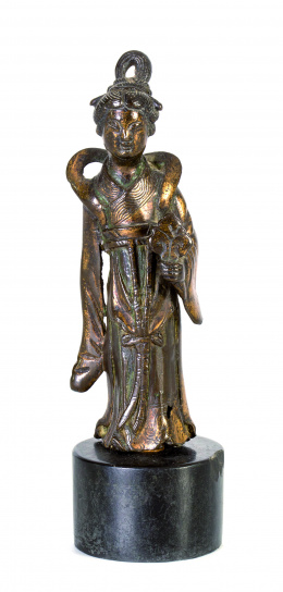 1158.  “Dama” Escultura en bronce y bronce dorado sobre base cilíndrica de mármol negro. China, S. XIX
