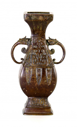 1162.  Jarrón en bronce con asas en forma de dragón y decoración incisa en la boca, cuerpo y pie.China, S. XIX