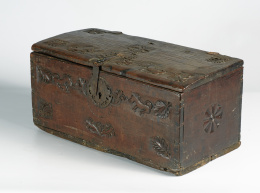 433.  Arqueta tallada con figuras zoomorfas de la fauna autóctona, palmetas y águila bicéfala.Virreinato del Perú, S. XVIII..