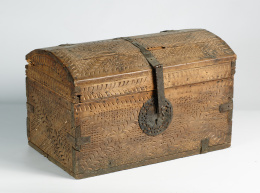 432.  Baúl pequeño en madera tallada a uñazo.Virreinato del perú, S. XVIII..