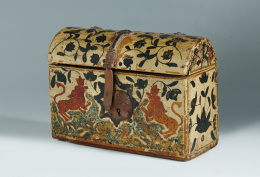 421.  Arqueta con tapa de forma de medio cañón pintada de flores y hojas con dos leones rampantes enfrentados, sobre un fondo claro.Trabajo mejicano, S. XVIII.