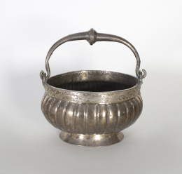 1437.  Acetre de plata en su color de decoración gallonada, con leyenda que reza: “ Soy de nuestra señora del Rosario”.Trabajo colonial, S. XVII - XVIII.