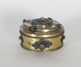 1436.  Hostiario de plata dorada, con aplicaciones de esmalte, esmeraldas, turquesas y piedras de color.Colombia, S. XVII - XVIII.