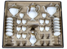 981.  Juego de té y café porcelana esmaltada y dorada con decoración "enjoyada".San Petersburgo, Fábrica Imperial, S. XIX.
