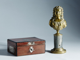 1174.  Busto femenino en bronce sobre columna de mármol.Trabajo hispano-italiano, tercer cuarto del S. XVIII..
