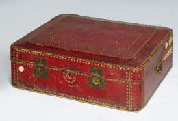 947.  Baúl en cuero rojo claveteado, época Carlos IV. Trabajo español, ffs. s. XVIII. .