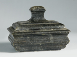 376.  Escribanía en mármol tallado. Italia, S. XVII.