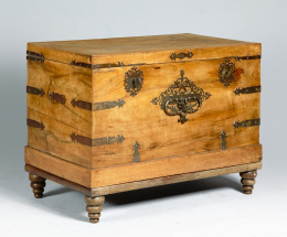 447.  Arcón Luis XIV en arce montado con latón. Trabajo francés, pps. s. XVIII. .