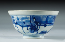 396.  Cuenco en porcelana china blanca y azul. Dinastia Qing, época Kangxi, ffs. S. XVII.