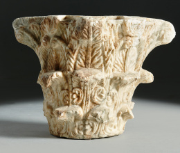1133.  Capitel romano en mármol tallado, con una Menorah o candelabro tallado en uno de sus lados.hojas talladas y rosasS. III-IV.