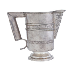 708.  Jarro de pico de plata en su color, torneada, fundida y grabada. Con marcas en la base.Domínguez, Segovia, S. XVII.