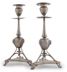 1061.  Pareja de candeleros de plata con trabajo de guilloché.Francia ffs. del S. XIX. - pp. del S. XX.