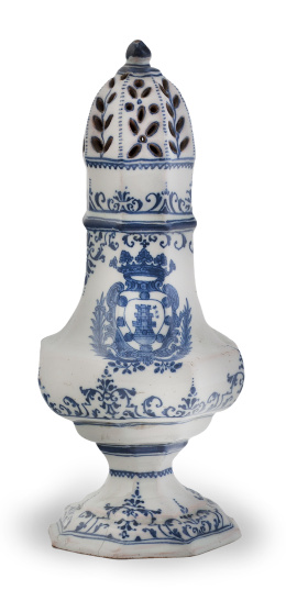 959.  Azucarero de cerámica esmaltada en azul de cobalto con escudo de la familia Bengoechea.Alcora, primera época serie "Bérain", 1727-1749.