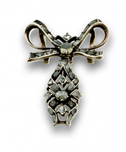 12.  Pendentif de lazo y motivo calado colgante s.XVIII ;con diamantes talla rosa en montura de plata.