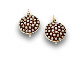 23.  Pendientes franceses s XIX, con círculo cuajado de pequeñas perlas finas y oro de 18K.