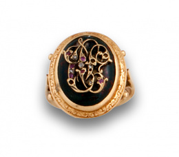 10.  Sortija sello con iniciales de diamantes y rubíes sobre jaspe heliotropo, en oro de 18K con decoración grabada.