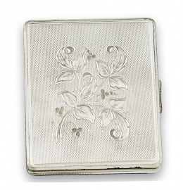 140.  Polvera en plata con decoración de fondo gilloché y flores grabadas
