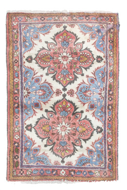 1032.  Alfombra en lana de campo azul y blanco, con medallones centrales en rosa.