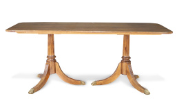 1131.  Mesa de comedor de estilo regencia, con patas rematadas en forma de garra.Trabajo inglés, S. XX.