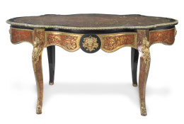 1187.  Mesa de centro Napoleón III de madera ebonizada con marquetería en estilo de Boulle y bronces dorados.Francia, último cuarto del S. XIX.