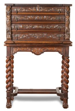 1123.  Cubertería de plata cincelada, con iniciales grabadas, decorada con un cesto de frutas y hojas.  Con marcas. Comercializada por J. Madrid, Dionisio García, h. 1920 - 1930.