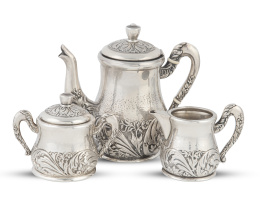 1146.  Juego de café de plata decoración de flores y hojas. Con marcas.España, S. XX.