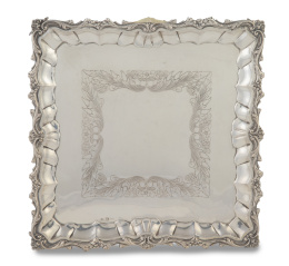 1342.  Salvilla cuadrada de plata con flores grabadas. Con marcas.Oriol, España, S. XX.