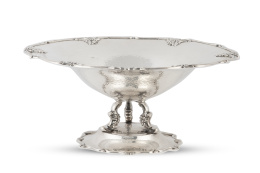 1138.  Centro de plata sobre pies de trípode. Con marcas.Pérez Fernández, S. XX.