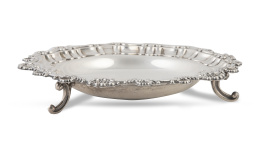 1341.  Centro circular con pies de trípode de plata con decoración grabada y veneras. Con marcas.Pérez Fernández, S. XX.