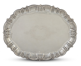 1133.  Bandeja oval de plata con flores grabadas. Con marcas.Pérez Fernández, S. XX.