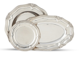 1113.  Lote de dos fuentes y un plato pequeño de plata con perímetro ingletado y hojas. Con marcas.Comercializado por J. Roca, Matilde Espuñes, h. 1950.