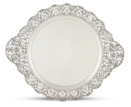 1137.  Bandeja circular de plata con périmetro calado. Con marcas.España, S. XX.