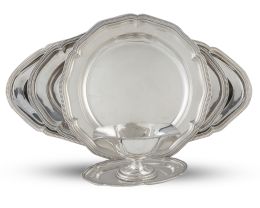 1120.  Lote de dos fuentes ovales y una circular de plata y una salsera con perímetro dentado. Con marcas.Comercializado por Mostany Llopar Cia. Matilde Espuñes, (1909- 1950).
