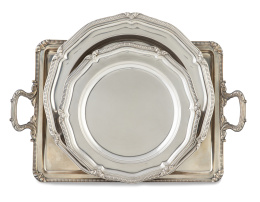 1115.  Lote de dos bandejas circulares y una bandeja rectangular con asas, con perímetro dentado y hojas. Con marcas.Comercializado por Grife Escoda, Matilde Espuñes, (1909 -1950).