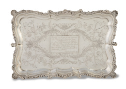 1340.  Bandeja rectangular de plata con flores grabadas y cartela con inscripción fechada en 1955. Con marcas.España, 1955.
