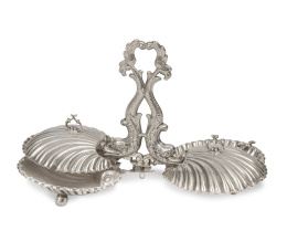 1153.  Especiero de plata, con soporte modelado por delfines.España, S. XX.