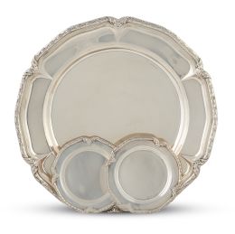 1117.  Lote de bandeja circular y dos soportes para botellas de plata. Con marcas.Comercializado por José Amor, S. XX.