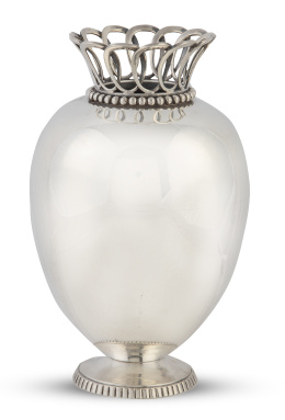 1144.  Jarrón globular de plata. Con marcas.S. XX.