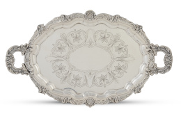 1132.  Bandeja oval con asas de plata con decoración grabada y decoración de conchas. Con marcas.Dionisio García, h. 1940.