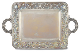 1145.  Bandeja rectangular de plata decorada con veneras en asas y esquinas de estilo renacentista. Con marcas.Comercializada por Oriol, S. XX.