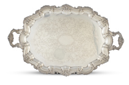 1154.  Bandeja de plata con asas con contorno lobulado. Con marcas.Comercializada por Oriol, Matilde Espuñes (1909-1950).