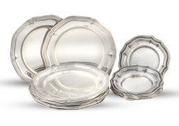 1147.  Lote de doce platos para pan y seis platitos de plata con borde ingletado.España, S. XX.