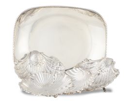 1336.  Lote de cinco piezas de plata, alguna con forma de venera.S. XX.