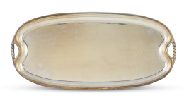 1151.  Bandeja ovalada con asas sogueadas de plata. Con marcas.España, S. XX.