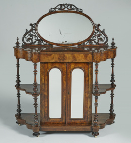 1250.  Aparador victoriano en madera de raíz de nogal, columnas torneadas y espejo en nogal tallado.Trabajo inglés, mediados S. XIX.