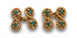 60.  Gemelos dobles con esmeraldas en ochos de cordón rígido de oro amarillo de 18K . Sistema de cadena.