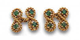 60.  Gemelos dobles con esmeraldas en ochos de cordón rígido de oro amarillo de 18K . Sistema de cadena.