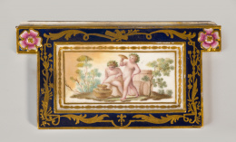 856.  Placa en pasta tierna pintada y dorada. Sin marcas.Buen Retiro (1784-1803)