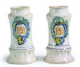 1082.  Pareja de botes de farmacia de cerámica esmaltada en azul de cobalto y ocre.Alcora, S. XVIII..